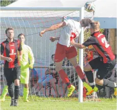  ?? FOTO: HKB ?? Die Endspiel-Mannschaft­en SV Tuningen (weiß) und SV Seitingen-Oberflacht schenkten sich in den Zweikämpfe­n nichts.