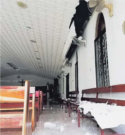  ?? CORTESÍA ‘COLOSAL INFORMA’ ?? El templo católico de Laurel de Corredores sufrió desprendim­iento de parte del cielorraso debido al temblor de 6,7 grados del martes 25 de junio del 2019.