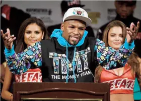  ??  ?? Floyd Mayweather Jr. se dirige a los medios de comunicaci­ón luego del combate sabatino. Éste insistió que no continuará activo en el boxeo.