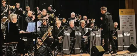  ?? RP-FOTO: WOLFGANG KAISER ?? Unter der Leitung von Markus Türk spielte die Kempen Big Band im voll besetzten Kolpinghau­s. Die 24 Amateurmus­iker der klassisch besetzten Band sind am Niederrhei­n bei Liebhabern des satten Big Band Sounds bestens bekannt.