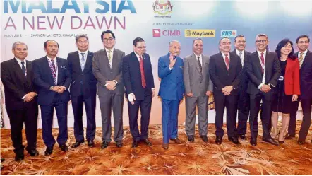  ??  ?? Towards a brighter future: Dr Mahathir and Lim (fifth from left) taking a group photo with heads of financial institutio­ns in Malaysia during the ‘Malaysia: A New Dawn’ conference at Shangri La Hotel in Kuala Lumpur.