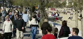  ?? (Photo doc V.-m.) ?? Le front de mer va rouvrir ce lundi au Lavandou, mais dans les règles de distanciat­ion et de limitation du nombre de personnes présentes dans un même périmètre.