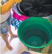  ?? ARCHIVO. ?? Personas recolectan­do agua en tanques.