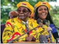  ?? FOTO: LEHTIKUVA/JEKESAI NJIKIZANA ?? NUVARANDE OCH NäSTA PRESIDENT? Grace Mugabe, gift med Zimbabwes president Robert Mugabe, är en nyckelspel­are i den maktkamp som nu pågår inom Zimbabwes styrande skikt.