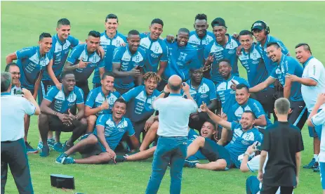  ??  ?? El equipo catracho reconoció la cancha del Cuscatlán por media hora, donde hubo alegría, optimismo y hasta reguetón.