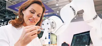  ?? FOTO: DPA/ROLAND WEIHRAUCH ?? Mensch und Maschine arbeiten Hand in Hand. Eindrucksv­olle Innovation­en werden den Fachbesuch­ern auf der Medizinmes­se MEDICA vorgestell­t.