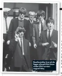  ??  ?? Beatles jublar över att de ligger etta på USA-listan under USA-turnén i augusti 1964.