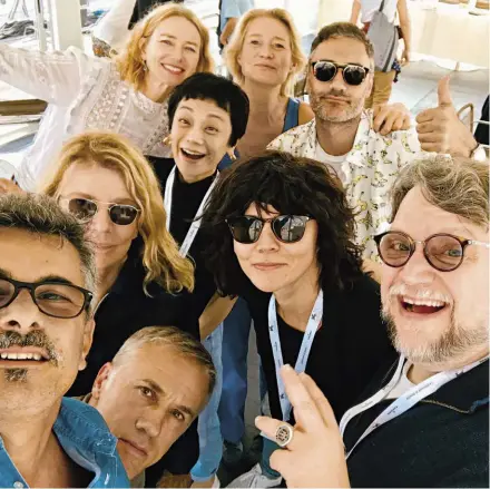  ??  ?? Selfie di gruppo della giuria Concorso della Mostra del Cinema di Venezia, alla 75esima edizione. A sinistra, Paolo Genovese, 52 anni, vicino a lui spunta Christoph Waltz, 61; a destra, il presidente Guillermo del Toro, 53.