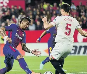  ?? FOTO: M. MONTILLA ?? Lenglet sale al paso de Paulinho en el Sevilla-Barça de la pasada Liga