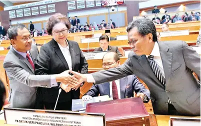  ?? GambarBern­ama ?? SHAFIE (kanan) bersalaman dengan Jaujan pada persidanga­n Dewan Undangan Negeri (DUN) Sabah, Rabu.