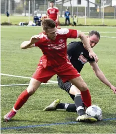  ?? Foto: Kruppe ?? Heiß her geht es in der Fußball Bezirkslig­a rund um den Strich, der die Abstiegszo­ne markiert. Der FC Königsbrun­n (rot) würde gerne über diesem landen.