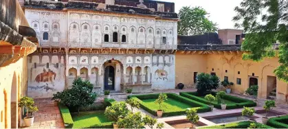  ??  ?? FANTASTIC FORT: Deeppura Garh in Sikar is 200 years old