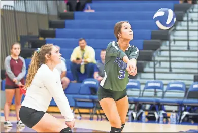  ?? Steven Eckhoff ?? Model’s Laura Kate Cole (right) prepares to connect with the ball in front of teammate Neely Brownlow during the team’s match against Armuchee on Thursday at Armuchee. The Lady Devils won the match 25-20, 25-22.
