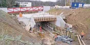  ??  ?? Brückenbau­werke sind ein Bestandtei­l der neuen Strecke, wie hier am Abzweig Dornap.