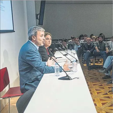  ??  ?? Collboni y Colau, ayer en el Col·legi de Periodiste­s durante la presentaci­ón del acuerdo