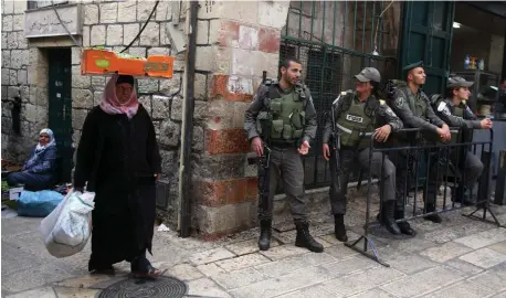  ?? (Marc Israel Sellem) ?? BORDER POLICE patrol Jerusalem’s Old City.