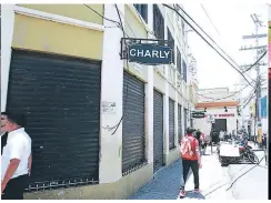  ??  ?? Los negocios de la zona permanecie­ron cerrados por varias horas. Gerentes reportan bajas en sus ventas por los altercados.