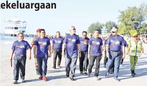  ??  ?? KHALID (tiga kiri) meninjau acara Karnival Sukan di Kompleks Sukan Laut Antarabang­sa Labuan, baru-baru ini.