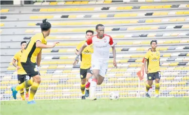  ??  ?? LINCAH: Aksi Uche ketika cuba melepasi pemain Perak FC II.