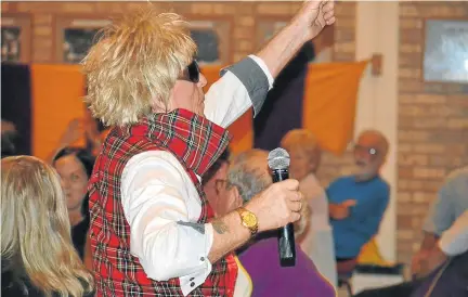  ?? Picture: ROB KNOWLES ?? MAN OF MANY TALENTS: Tony de King, in his Rod Stewart guise, gave a great performanc­e at the Lions-hosted show held at Port Alfred High School hall on Tuesday evening