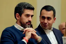  ?? (Foto Rensi) ?? Soddisfatt­i Il ministro Fraccaro e il vicepremie­r Di Maio I contenuti
Contratti a tempo, limite ridotto da 36 a 24 mesi
Ritorno dei voucher nel turismo e in agricoltur­a
Bonus assunzioni con taglio contributi del 50% per le assunzioni stabili di...