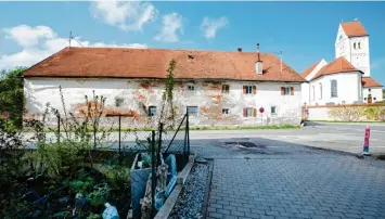  ?? Foto: Christian Rudnik ?? Vom Gebäude an der Schwabhaus­er Straße in Penzing sollen nur die Hülle und tragende Elemente bestehen bleiben. Hier sollen die Vereine des Ortes eine neue Heimat finden.