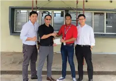  ??  ?? Abdul Aziz (second right) hands over the RM100,000 cheque to Elvan. Seen are Sim (right) and Lee.