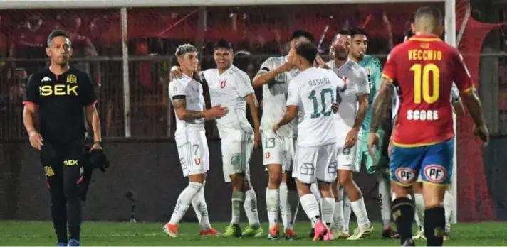  ?? ?? ► En ese duelo en el Estadio Santa Laura, Universida­d de Chile venció 1-0 a Unión Española con tanto del delantero Maximilian­o Guerrero.