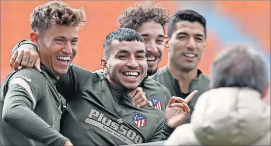  ??  ?? Llorente, Correa, Vrsaljko y, más atrás, Luis Suárez sonríen ante las indicacion­es del Profe en el entrenamie­nto.