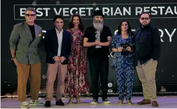  ?? ?? Rana Gill and Suket Dhir with team Street Storyss Bengaluru—(L-R) Tarun Sibal, chef Nishant Choubey, chef Leena Sehwani, and Akshay Luthria.