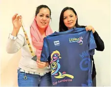  ?? Cortesía ?? Natalia Pancardo Alvarado y Sarí Melo de la Merced presentaro­n la playera y medalla que entregarán a quienes participen/