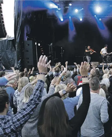  ??  ?? VINKER FARVEL: Kartfestiv­alen er satt på vent. Dette bildet er fra fjorårets festival. På scenen står irske Tupelo som