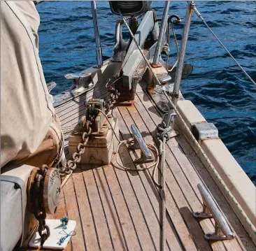  ??  ?? Alignment is the key word on the bow. Chocks and cleats need a fairlead, while the anchor rode has multiple points for disruption.