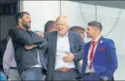  ?? REUTERS ?? ▪ Boris Johnson (centre) in the stands of The Oval during the England vs India Test match on Saturday.