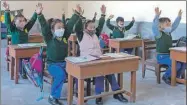  ??  ?? Los niños tibetanos exiliados toman clase en una escuela de Dharmsala, India, que abrió para dar clases regulares el lunes pasado