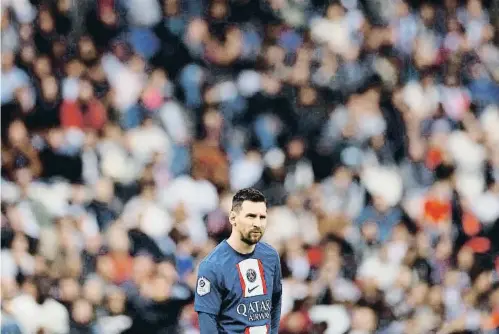  ?? Barcelcon aorlmann / Reuters ?? Leo Messi, embajador del turismo saudí, pidió disculpas por ausentarse de un entrenamie­nto con el PSG