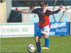  ?? Picture: MITCH BEAR ?? North Geelong Warrior Matt Humphries pulls the trigger on his match winning goal.