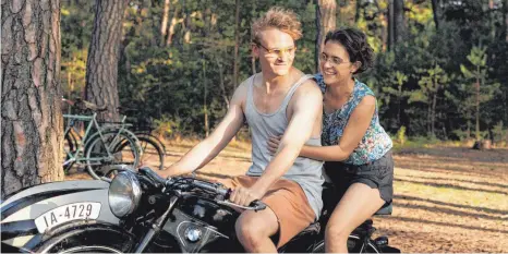  ?? FOTO: FREDERIC BATIER/DPA ?? Liv Lisa Fries als Widerstand­skämpferin Hilde Coppi und Johannes Hegemann als Hans Coppi in einer Szene des Films „In Liebe, Eure Hilde“(„From Hilde, With Love“, undatierte Filmszene). Der deutsche Film geht bei der diesjährig­en Berlinale in das Rennen um einen Goldenen Bären.