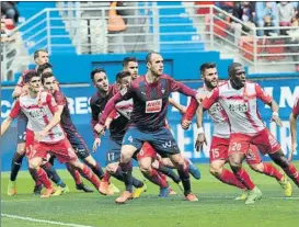  ?? FOTO: JOSÉ IGNACIO UNANUE ?? Ramis trata de despejar un centro del Espanyol en Ipurua