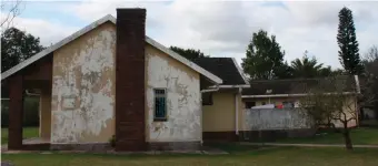  ?? Photos: Alida de Beer ?? The appalling condition of the houses is in sharp contrast with the surroundin­g homes in Witels Street.