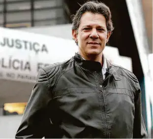  ?? Rodolfo Buhrer/reuters ?? O candidato a vice na chapa de Lula, Fernando Haddad, ontem em Curitiba; o ex-prefeito é cotado a ser o substituto na urna, caso Lula seja impedido pelo TSE