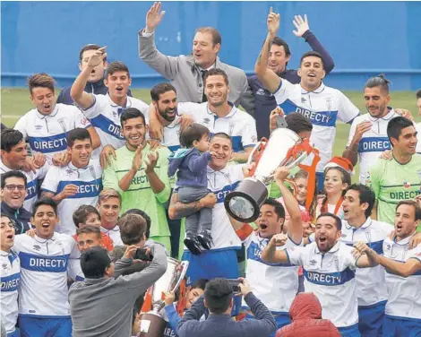  ?? FOTO: AGENCIAUNO ?? El plantel cruzado festeja con todos sus trofeos de 2016, con Castillo en el centro.