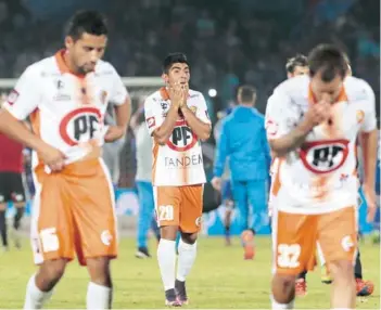  ?? FOTO: PEDRO RODRIGUEZ ?? La desazón de los jugadores mineros consumada la caída.