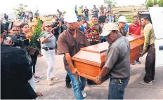  ??  ?? ADIÓS. Su padre y otros familiares cargan el féretro.