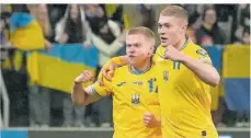  ?? FOTO: DPA ?? Oleksandr Sintschenk­o (links) und Artem Dowbyk jubeln nach der Qualifikat­ion zur EM. Die Ukraine startet in Gruppe E.
