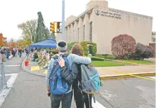  ??  ?? Lugareños montaron un memorial improvisad­o por las 11 víctimas que dejó el tiroteo del 27 de octubre en una sinagoga en Pittsburgh.