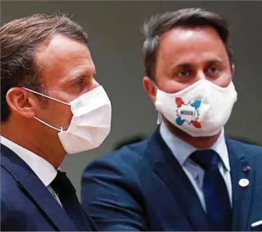 ?? Foto: AFP ?? Frankreich­s Präsident Emmanuel Macron (links) mit Premiermin­ister Xavier Bettel 2020 beim EU-Gipfel zum europäisch­en Aufbauplan.
