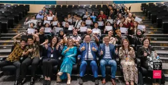  ?? ?? Lau (front row, fourth right), members of Swinburne Sarawak’s Executive Group, lecturers and EEP graduates gather for a photo call at the ceremony.