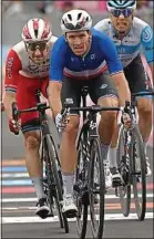  ??  ?? Première victoire sur ce Tour d’Italie pour le sprinteur Arnaud Démare.