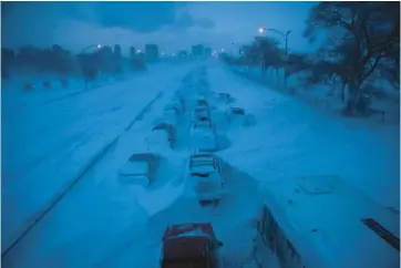  ?? E. JASON WAMBSGANS/CHICAGO TRIBUNE ?? Abandoned vehicles along northbound Lake Shore Drive on Feb. 2, 2011.